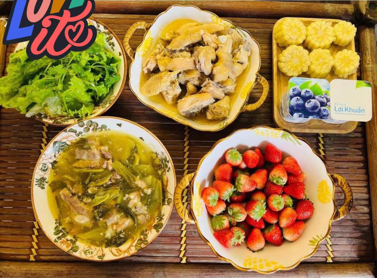 Gà rang - Canh dưa nấu sườn - Ngô luộc - Sữa chua, dâu tây