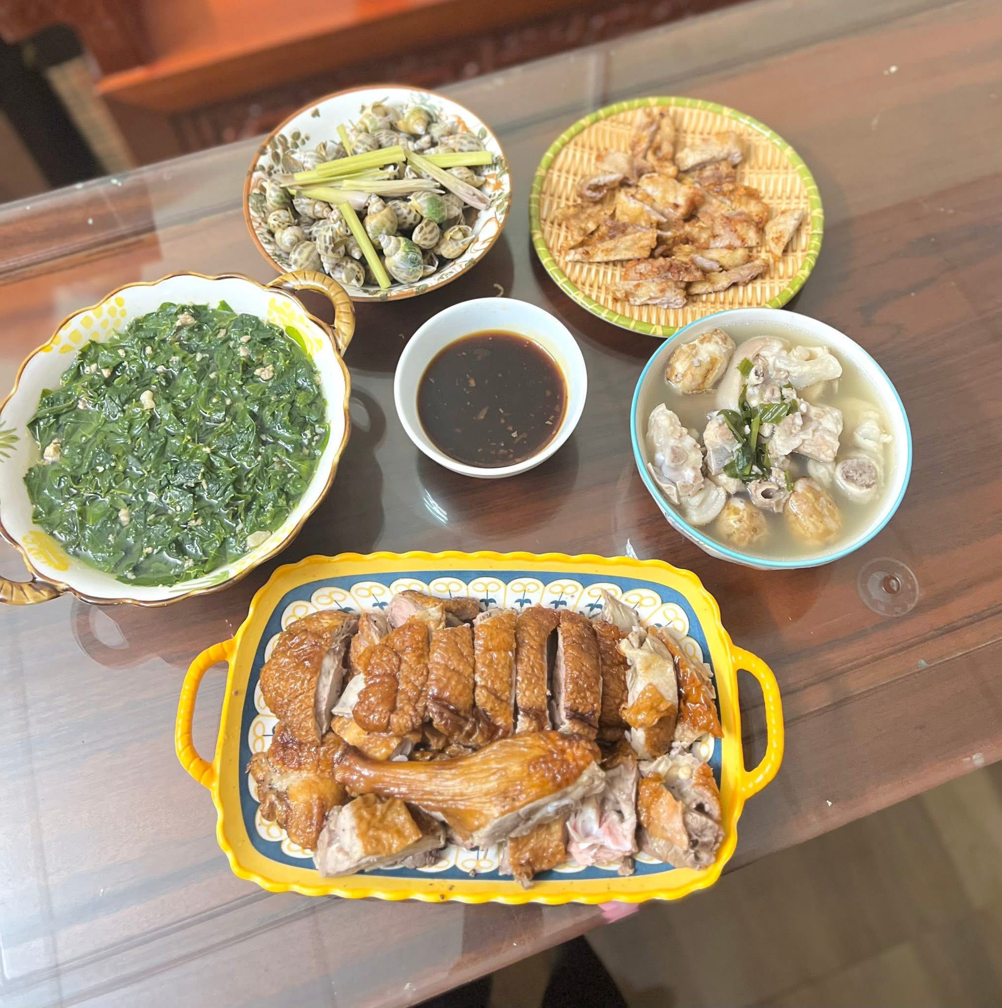 Canh rau ngót nấu thịt - Vịt quay - Ốc hương hấp - Canh khoai sọ nấu sườn - Thịt heo chiên
