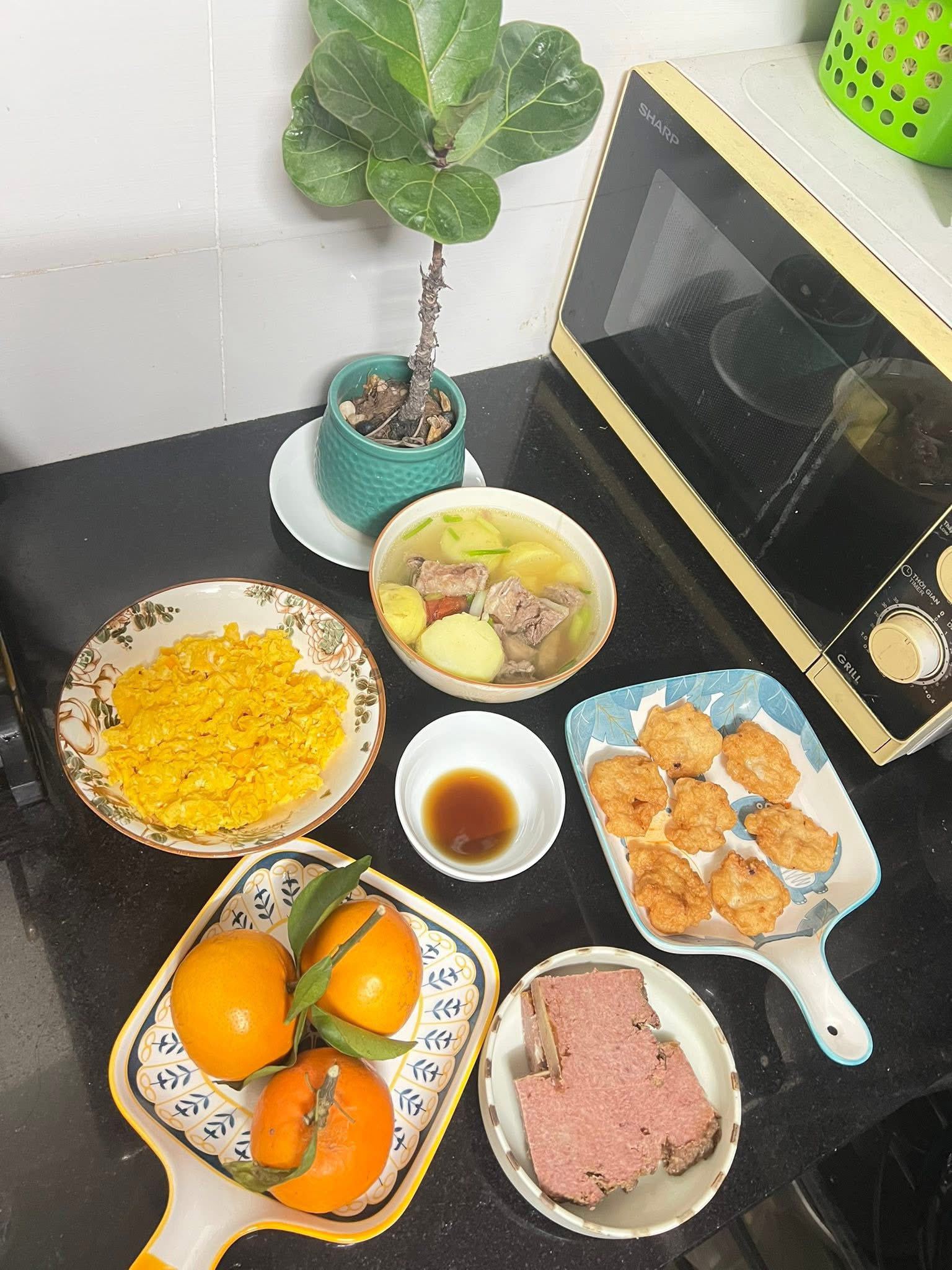 Trứng bác - Canh khoai nấu sườn - Chả mực -&nbsp;Pa tê hấp - Quýt