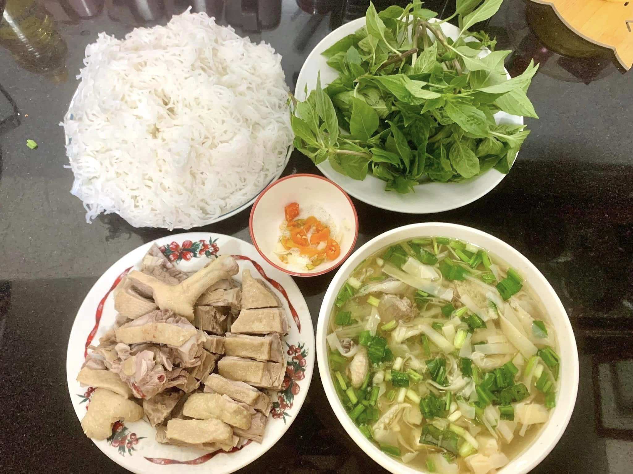 Bún vịt và canh măng mọc&nbsp;