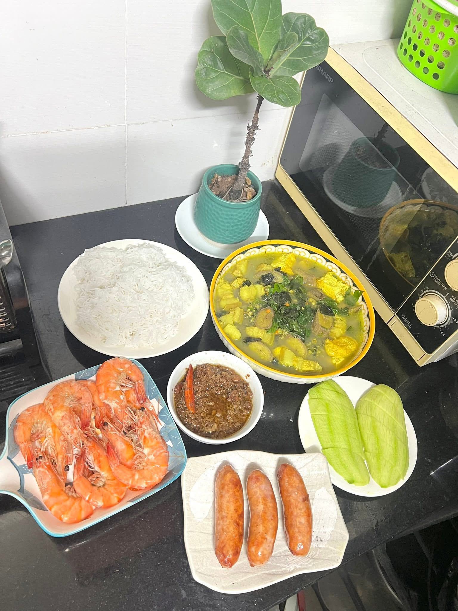Canh ốc chuối đậu - Tôm hấp - Xúc xích&nbsp;-&nbsp;Mắm tép chưng -&nbsp;Xoài