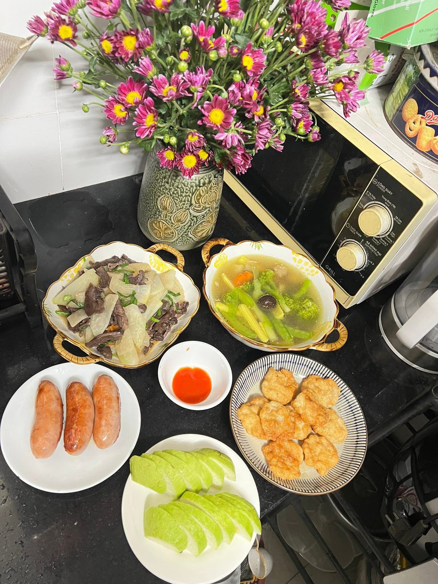 Tim xào su hào - Canh nấm thập cẩm - Chả mực - Xúc xích - Ổi