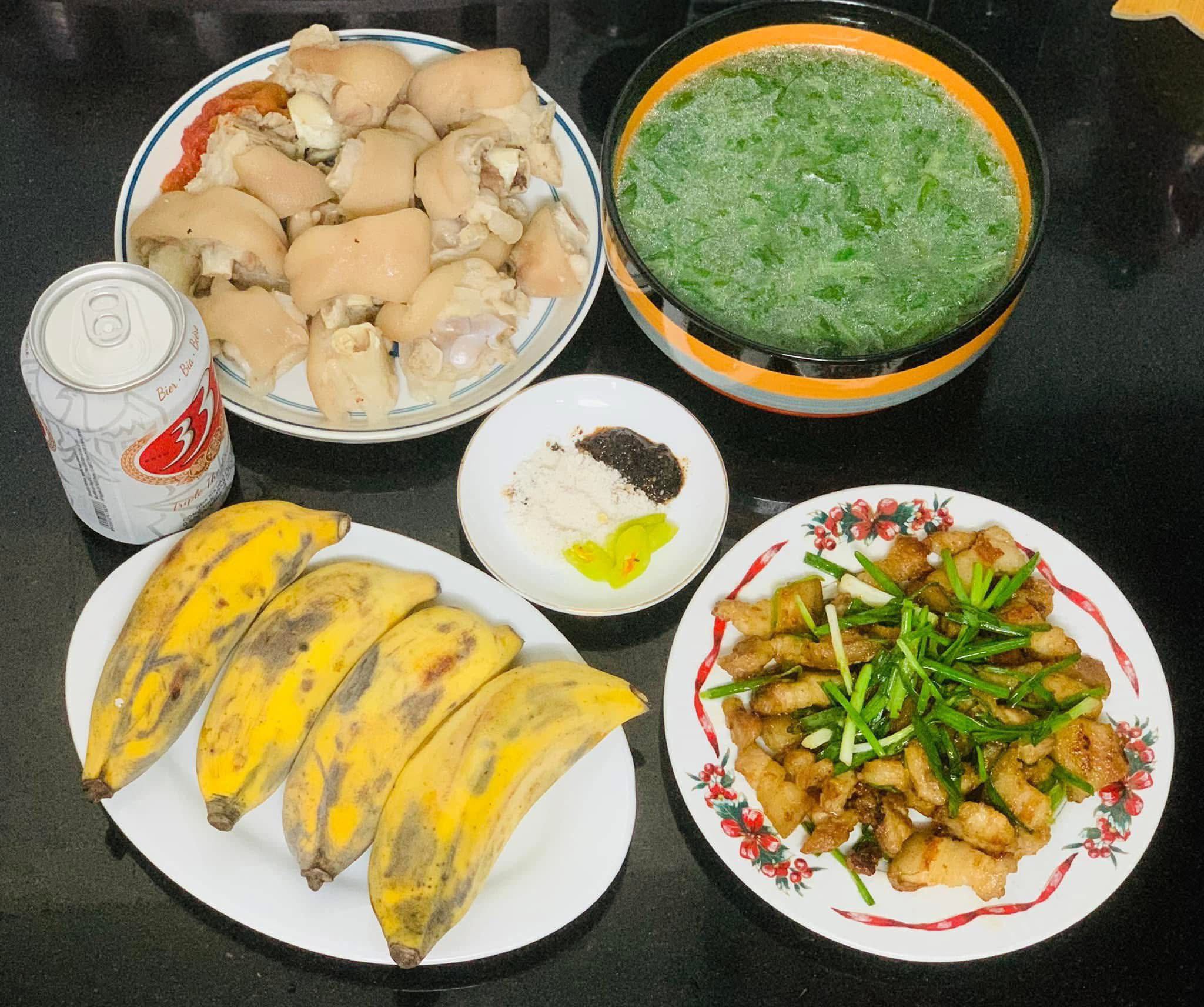Móng giò luộc - Thịt ba chỉ rang - Canh rau cải - Chuối&nbsp;