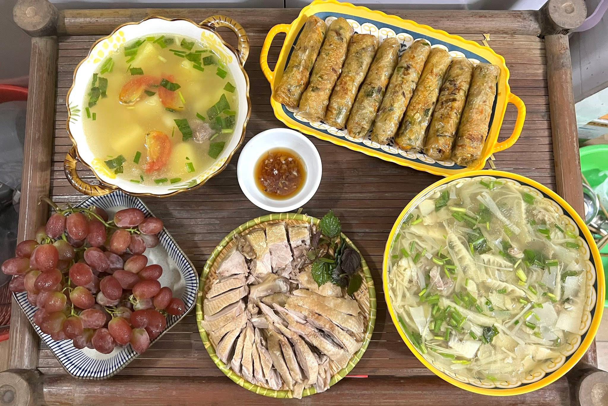 Canh khoai nấusườn&nbsp;- Nem rán - Vịt luộc - Canh măng vịt - Nho