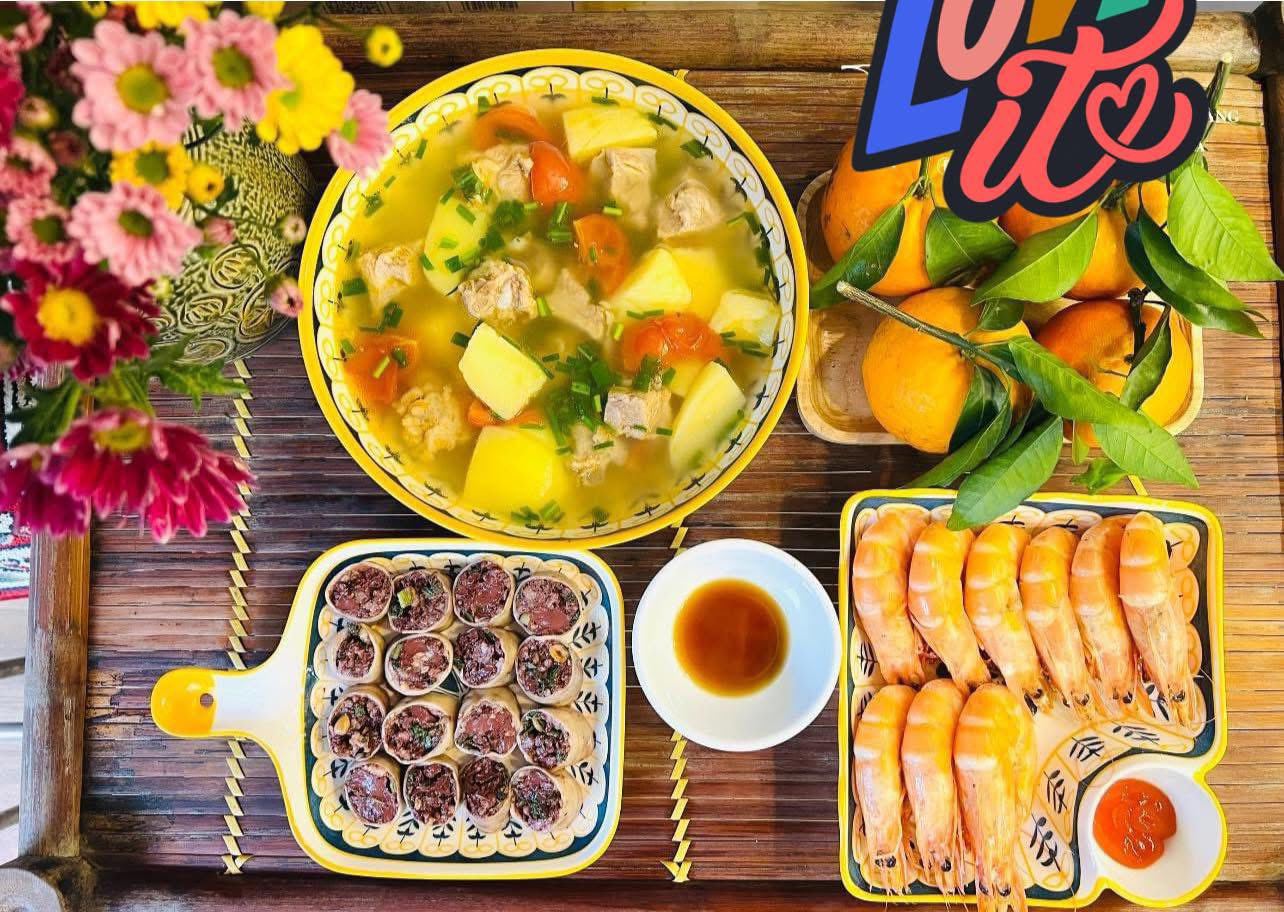 Tôm hấp - Lòng tiết - Canh khoai nấu sườn - Quýt