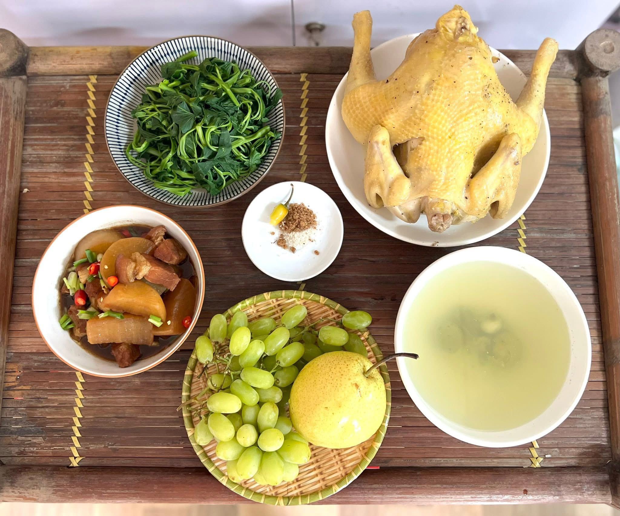 Gà hấp - Thịt kho củ cải - Rau muống luộc - Nho, lê