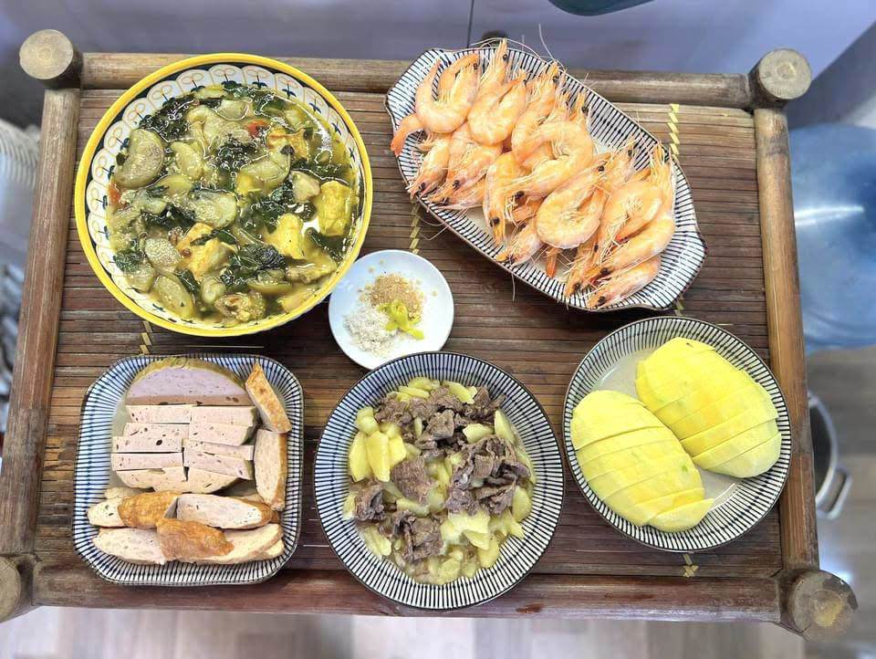 Giò chả -&nbsp;Bò xào khoai tây - Tôm hấp - Canh cà bung - Xoài