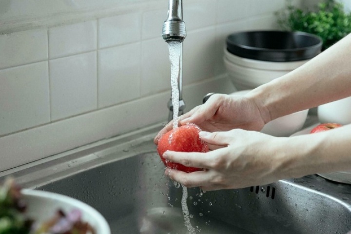 Bác sĩ Mỹ chỉ cách rửa loại bỏ thuốc trừ sâu trên hoa quả
