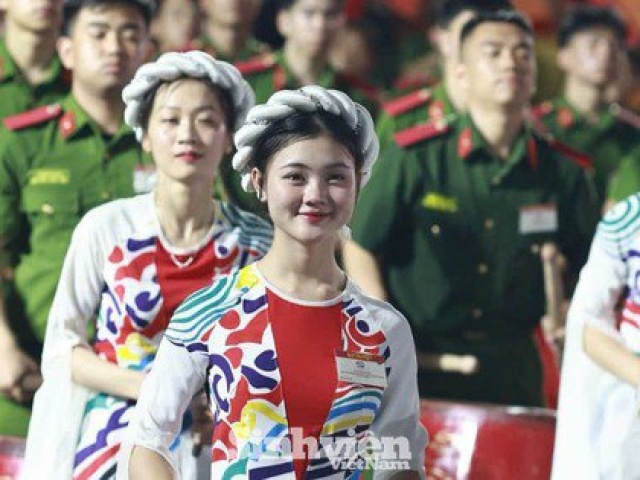Nữ học viên Học viện Cảnh sát nổi bật tại buổi sơ duyệt diễu binh mừng 50 năm Ngày Giải phóng miền Nam