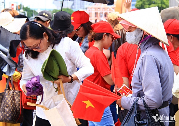 Nhiều người bán cờ ở bến Bạch Đằng. Ảnh: Hà Nguyễn