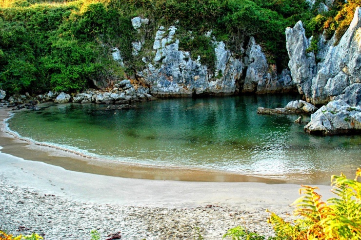 Playa de Gulpiyuri, nghĩa là 'vòng tròn nước'. Ảnh: Fascinating Spain
