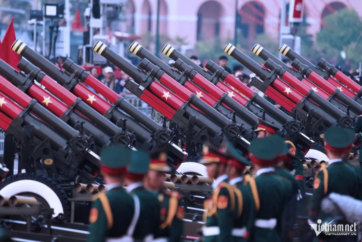 Tiêm kích Su-30MK2 thả bẫy nhiệt giữa trời TPHCM, đại bác rền vang bến Bạch Đằng - 1