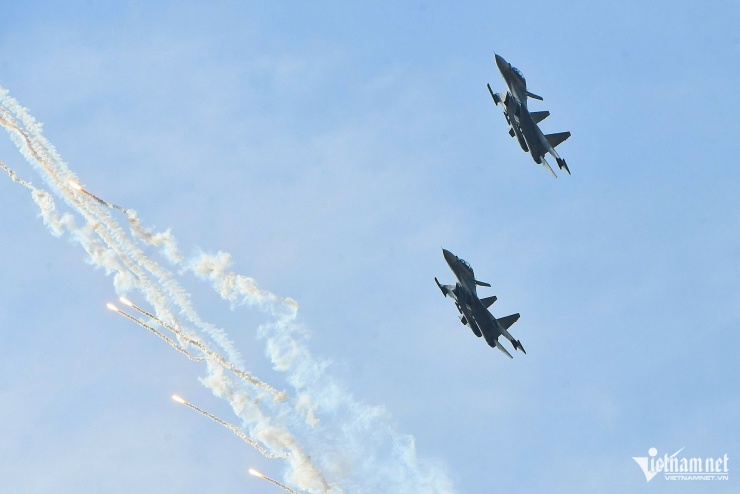 Tiêm kích Su-30MK2 thả bẫy nhiệt giữa trời TPHCM, đại bác rền vang bến Bạch Đằng - 7