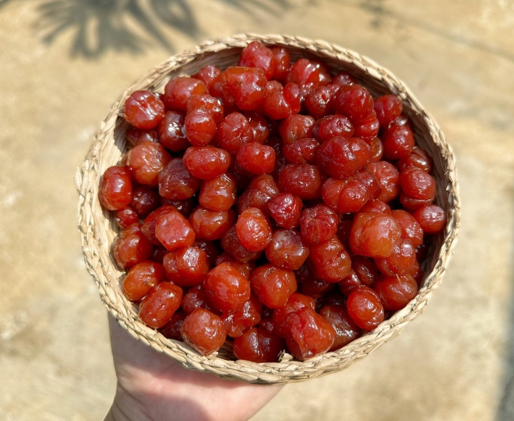 Mứt chùm ruột sên xong có thể đem phơi nắng hoặc rắc thêm ớt khô để tăng độ thơm ngon. Ảnh: Nguyễn Thị Thảo