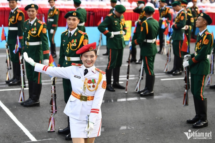 Khoảnh khắc &#39;lạ&#39; của những người lính trong ngày tổng duyệt diễu binh - 17