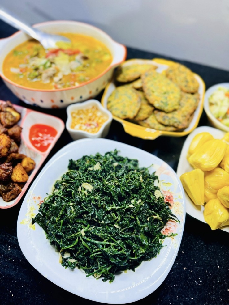 Rau đắng cảy xào tỏi được nhiều gia đình yêu thích. Ảnh: Lê Thu Huyền