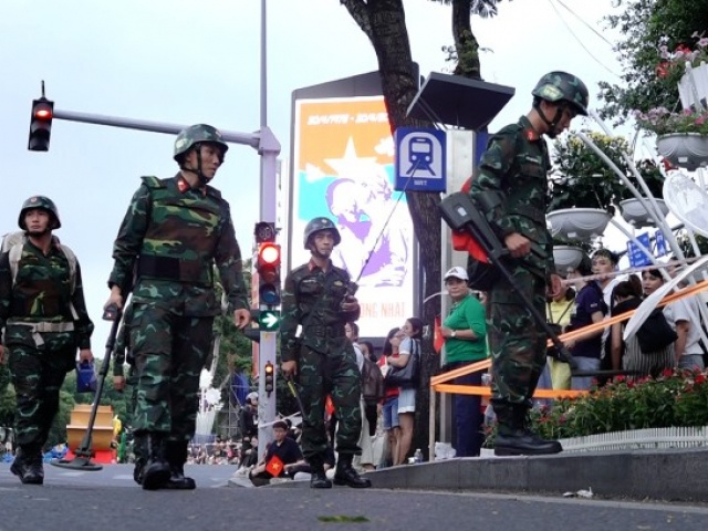 Công binh rà bom mìn trước buổi hợp luyện diễu binh