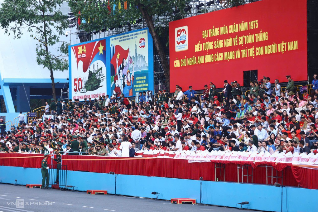Hàng trăm khách mời có mặt tại khán đài chờ xem diễu binh. Ảnh: Quỳnh Trần