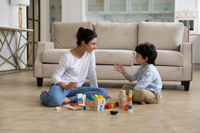 Giáo dục thực sự là quan sát thay vì cắt tỉa, là khơi dậy thay vì nhồi nhét. Ảnh minh hoạ