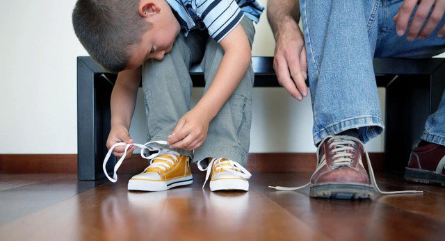 Việc liên tục sửa lỗi có thể dễ dàng làm giảm sự tự tin của trẻ. Ảnh minh hoạ