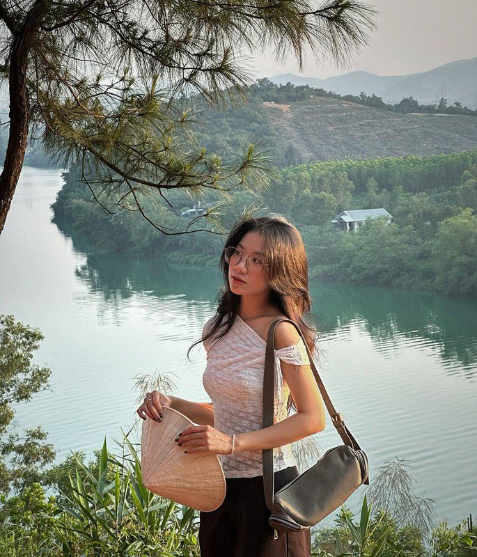 Vọng Cảnh không cao, không hiểm trở, chỉ như một gò đất xanh mướt giữa lòng thiên nhiên, nhưng lại có sức hút kỳ lạ. Ảnh thanh.hangg_