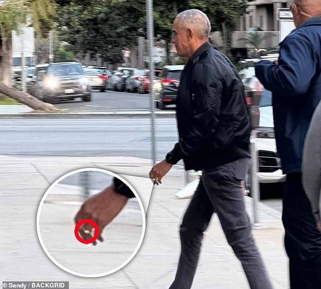 Ông Obama đi ăn cùng các con mà không có vợ giữa tin đồn ly hôn - 2