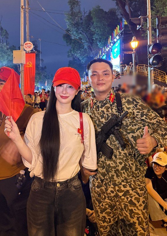 Trên trang cá nhân,  Jun Vũ vừa viết: "Đi Concert quốc gia gặp lại đồng chí Dũng". "Đi Concert quốc gia" là một cách mà giới trẻ gọi lễ diễu binh, diễu hành kỷ niệm 30/4.