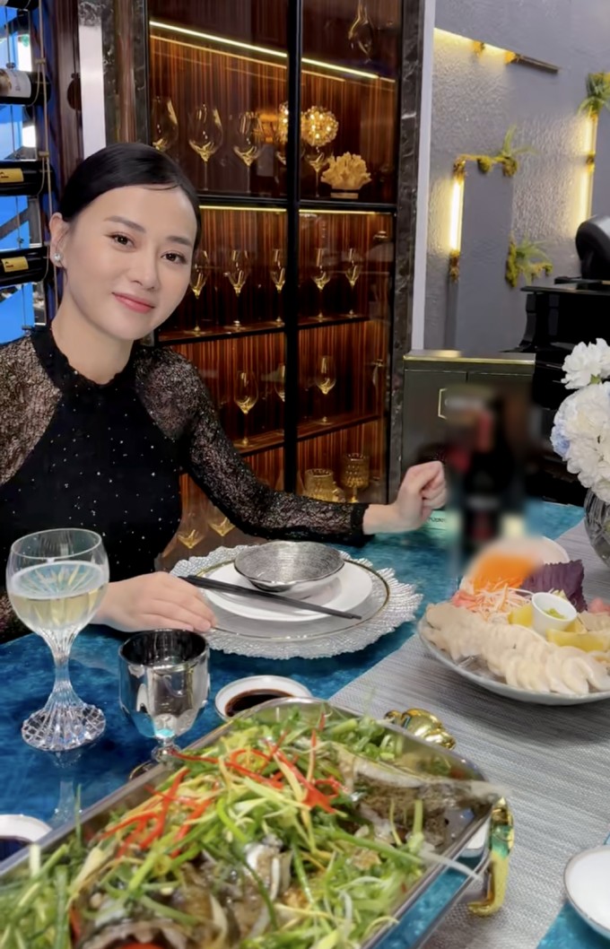 Mới đây Phương Oanh gây chú ý khi sửa soạn bàn ăn fine dining (hình thức dùng bữa tại nhà hàng cao cấp) ốc vòi voi tại gia. Một những món khoái khẩu của cô từ khi chưa lấy chồng là các loại ốc. Vài ngày trước, người đẹp sắp xếp một bàn tiệc tại nhà với thực đơn gồm hai món: sashimi ốc vòi voi và cá hấp xì dầu.