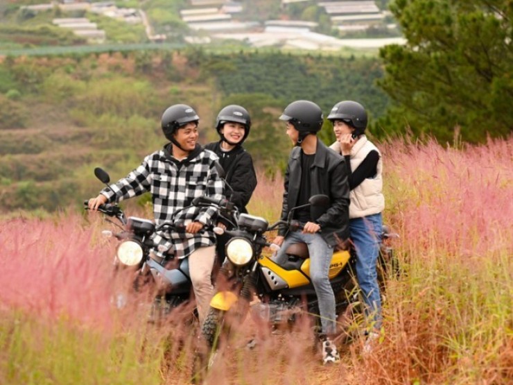 “Trào lưu trốn phố” của người trẻ: chọn xe tay côn hay xe số để tìm lại tự do?