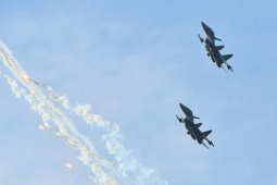 Tin tức trong ngày - Tiêm kích Su-30MK2 thả bẫy nhiệt giữa trời TPHCM, đại bác rền vang bến Bạch Đằng