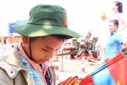 Bạn trẻ - Cuộc sống - Cậu bé nghèo xin mẹ đến bến Bạch Đằng vừa bán hàng vừa thỏa ước mơ