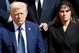 Ông Trump bị chê vì trang phục ở lễ tang Giáo hoàng