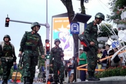 Công binh rà bom mìn trước buổi hợp luyện diễu binh