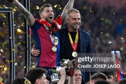 HLV Flick hả hê vì giúp Barca hạ Real, đoạt 2 cúp sau 2 trận Siêu kinh điển