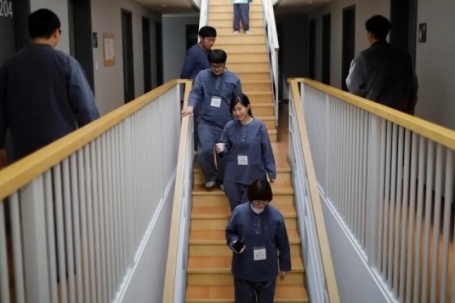 Người trẻ chi tiền triệu để trải nghiệm cảm giác 'ở tù'