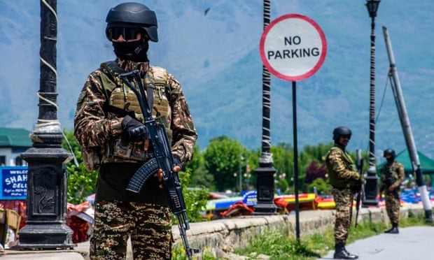 Binh sĩ Ấn Độ canh gác tại vùng Kashmir, phần do Ấn Độ kiểm soát. Ảnh: Getty