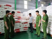 Tin tức trong ngày - Đột kích xưởng sản xuất mì chính, dầu ăn, bột canh giả quy mô cực lớn