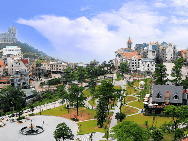 Chỉ cách Hà Nội khoảng 80km, Tam Đảo (Vĩnh Phúc) luôn là lựa chọn hàng đầu cho những chuyến "trốn nóng" ngắn ngày. Với khí hậu mát mẻ quanh năm, những con đường uốn lượn quanh núi, và các điểm tham quan nổi tiếng như Nhà thờ đá cổ, Thác Bạc, Cầu Mây Tam Đảo... Tam Đảo vừa mang nét huyền bí, vừa hiện đại với nhiều quán cà phê sống ảo tuyệt đẹp. Ảnh dulichauvietlac