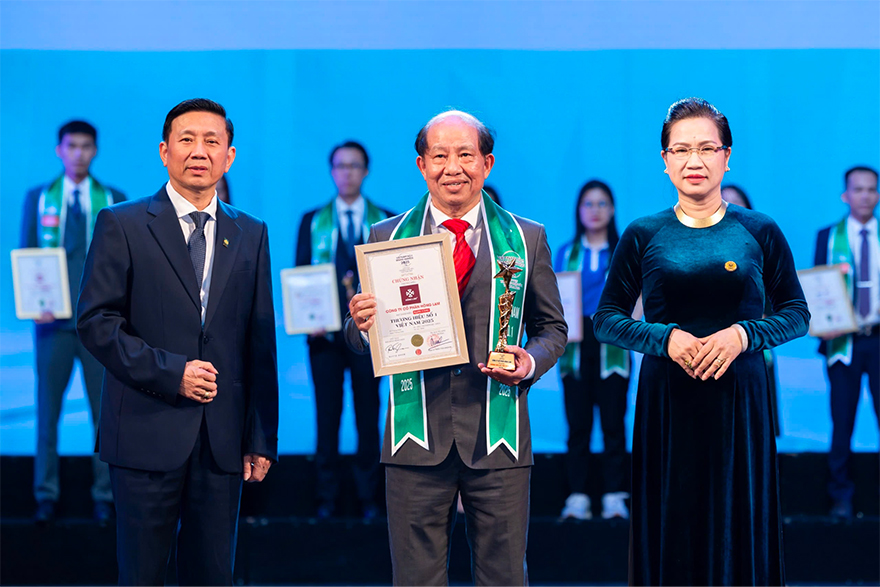 Tổng Giám đốc Nguyễn Hồng Lam thay mặt thương hiệu lên nhận giải thưởng tại Lễ công bố.