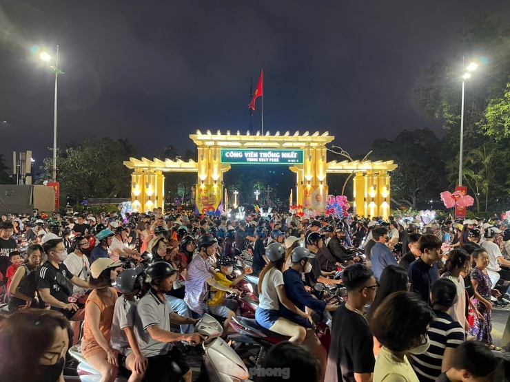 Pháo hoa thắp sáng bầu trời Hà Nội chào mừng ngày non sông thống nhất - 6