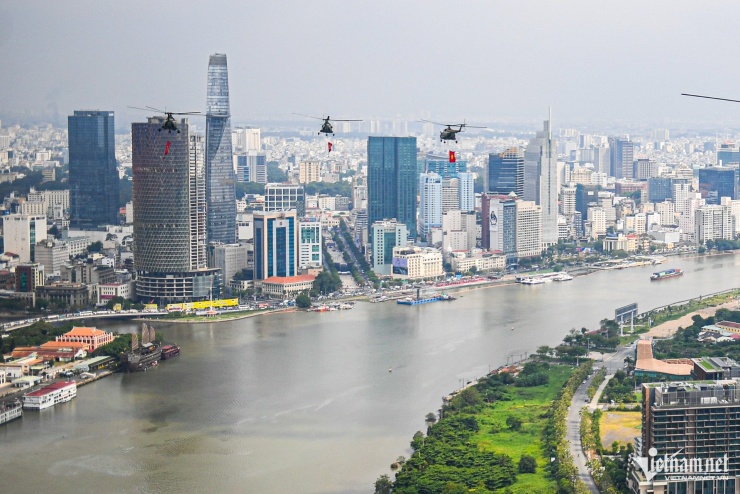 Ngắm TPHCM hoa lệ từ trực thăng sau 50 năm thống nhất đất nước - 4