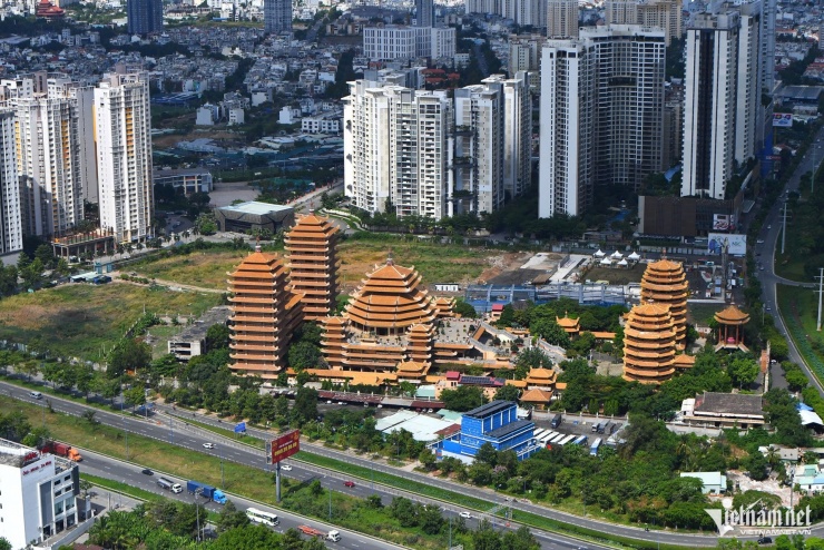 Ngắm TPHCM hoa lệ từ trực thăng sau 50 năm thống nhất đất nước - 11