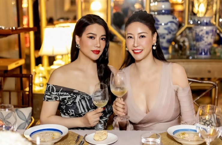 Hà Kiều Anh mặc sexy dự tiệc cùng Trương Ngọc Ánh và bạn bè nghệ sĩ, doanh nhân. Hai người đẹp cùng sinh năm 1976 "đọ" nhan sắc tuổi trung niên trước ống kính.