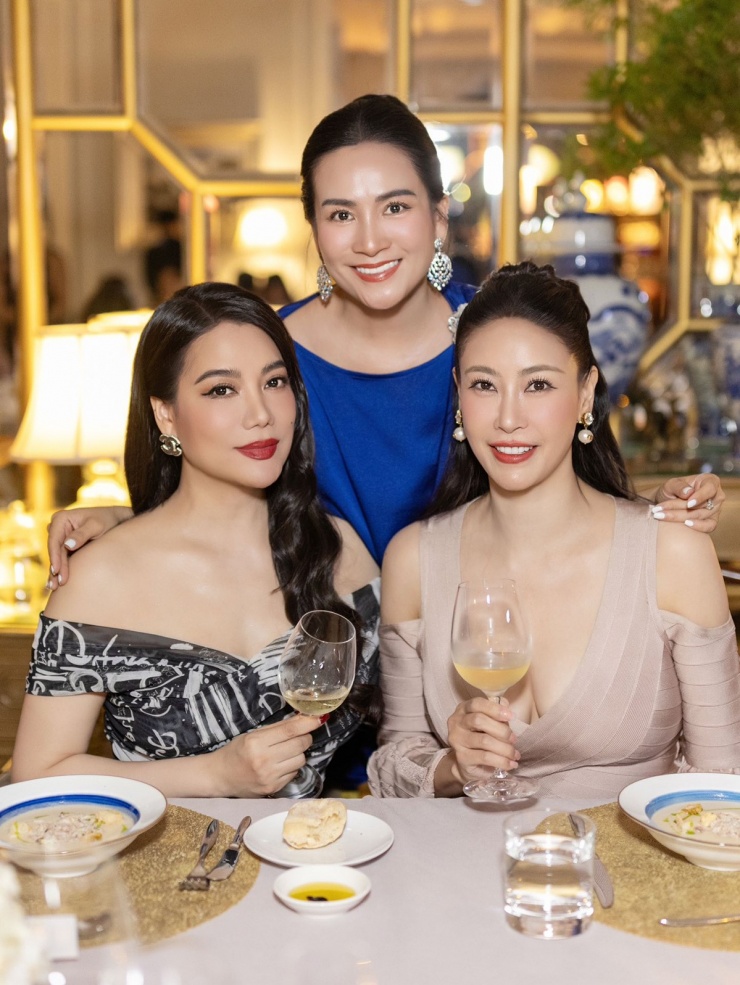 Bộ ba Trương Ngọc Ánh - Anh Thơ - Bình Minh là bạn thân lâu năm nên họ rất vui khi có dịp tụ họp.