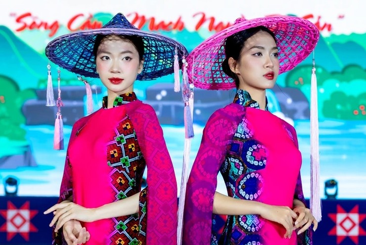 Bộ sưu tập áo dài tôn vinh vẻ đẹp Sông Cầu và di sản Đông Bắc