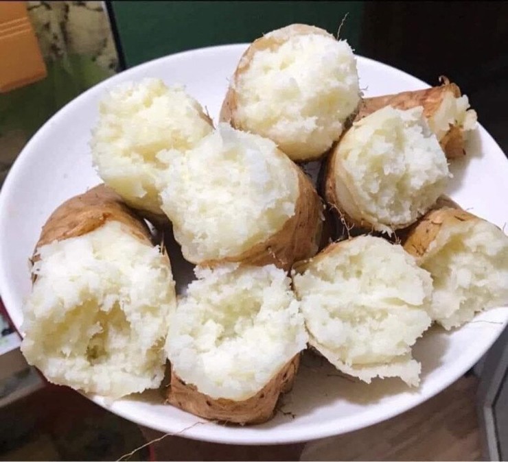 Đến mùa, ở các chợ truyền thống hay chợ mạng, chợ chung cư có nhiều địa chỉ rao bán củ từ với giá từ 30.000-40.000 đồng/kg tùy&nbsp;thời điểm.
