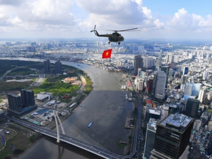 Ngắm TPHCM hoa lệ từ trực thăng sau 50 năm thống nhất đất nước