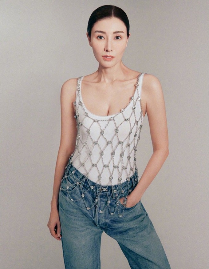 Dù đã bước vào độ tuổi ngũ tuần, Lý Gia Hân vẫn giữ được nhan sắc tươi tắn và vóc dáng thon gọn. Ảnh: Weibo