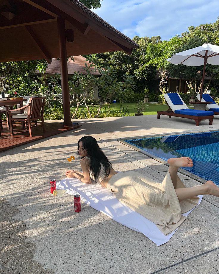 Khi dàn IT Girls "lên đồ" chào Hè, người mặc 2 mảnh quyến rũ, người nửa kín nửa hở thời thượng - 13