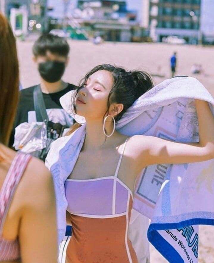 Khi dàn IT Girls "lên đồ" chào Hè, người mặc 2 mảnh quyến rũ, người nửa kín nửa hở thời thượng - 17